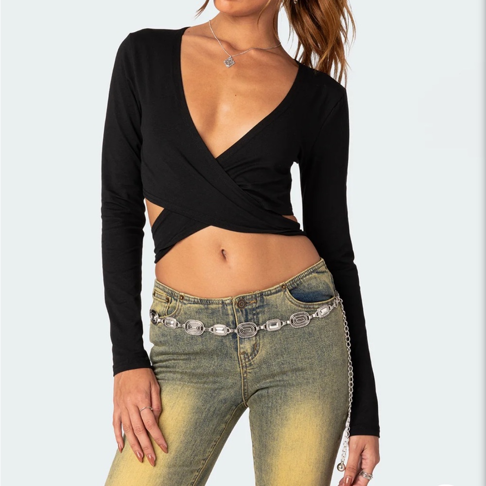 Super cute black long sleeve crop top